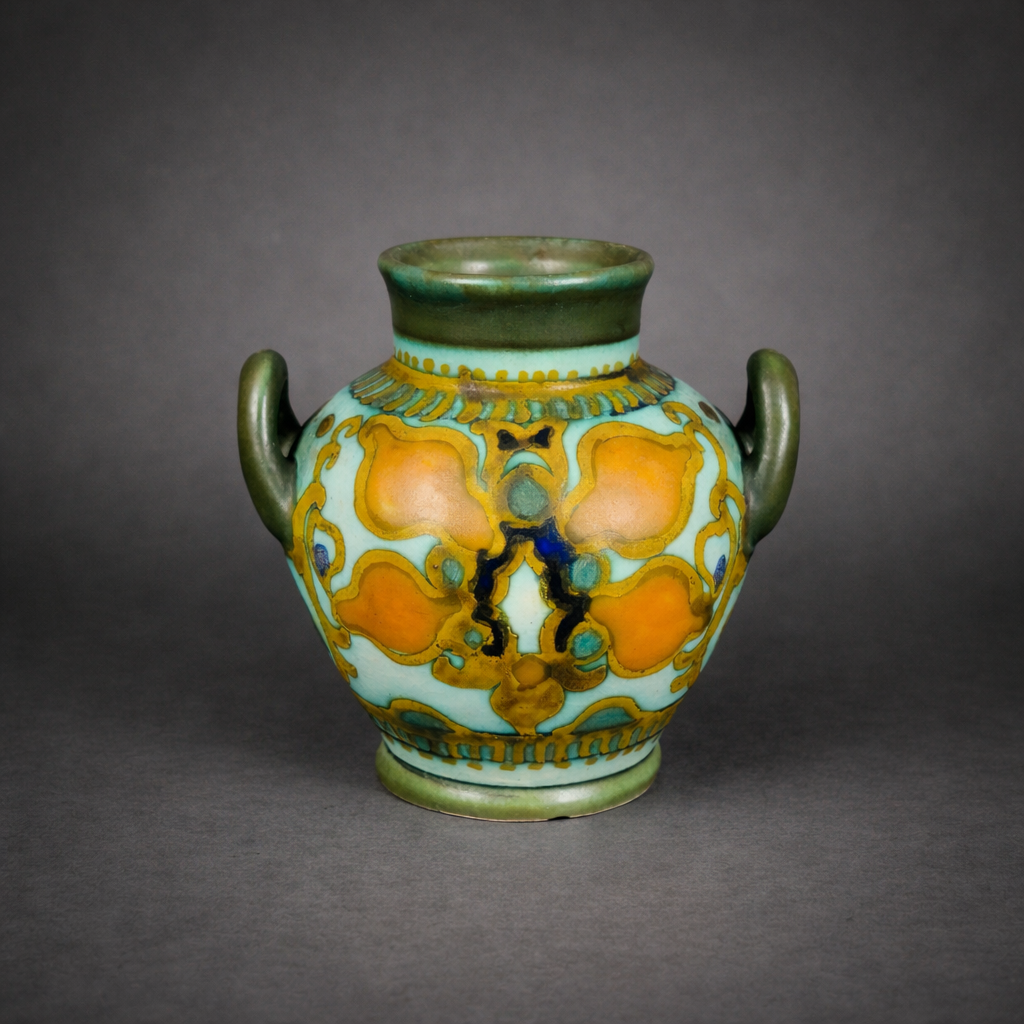 Pequeño jarrón Gouda de dos asas, ca. 1920. Pequeño jarrón Gouda de dos asas, ca. 1920.