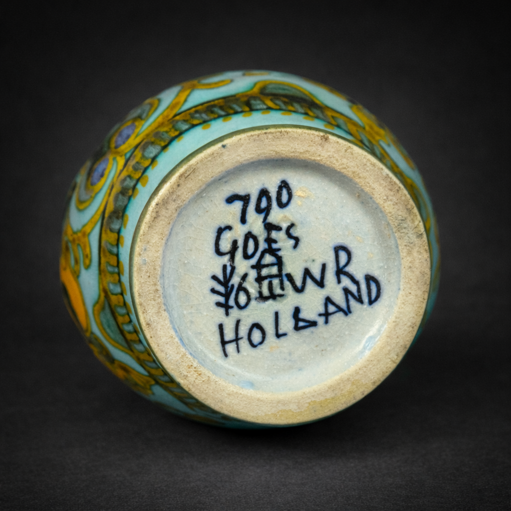 Pequeño jarrón Gouda de dos asas, ca. 1920. Pequeño jarrón Gouda de dos asas, ca. 1920.