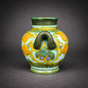 Pequeño jarrón Gouda de dos asas, ca. 1920. Pequeño jarrón Gouda de dos asas, ca. 1920.
