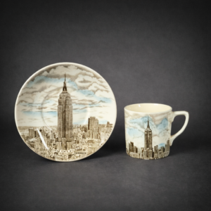 Taza y plato Empire State Johnson Bros, ca. 1959.