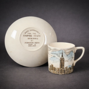 Taza y plato Empire State Johnson Bros, ca. 1959. Taza y plato Empire State Johnson Bros, ca. 1959.
