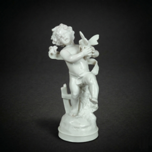 Figura de querubín con abeja en porcelana, ca. 1920.