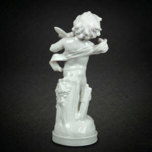 Figura de querubín con abeja en porcelana, ca. 1920. Figura de querubín con abeja en porcelana, ca. 1920.