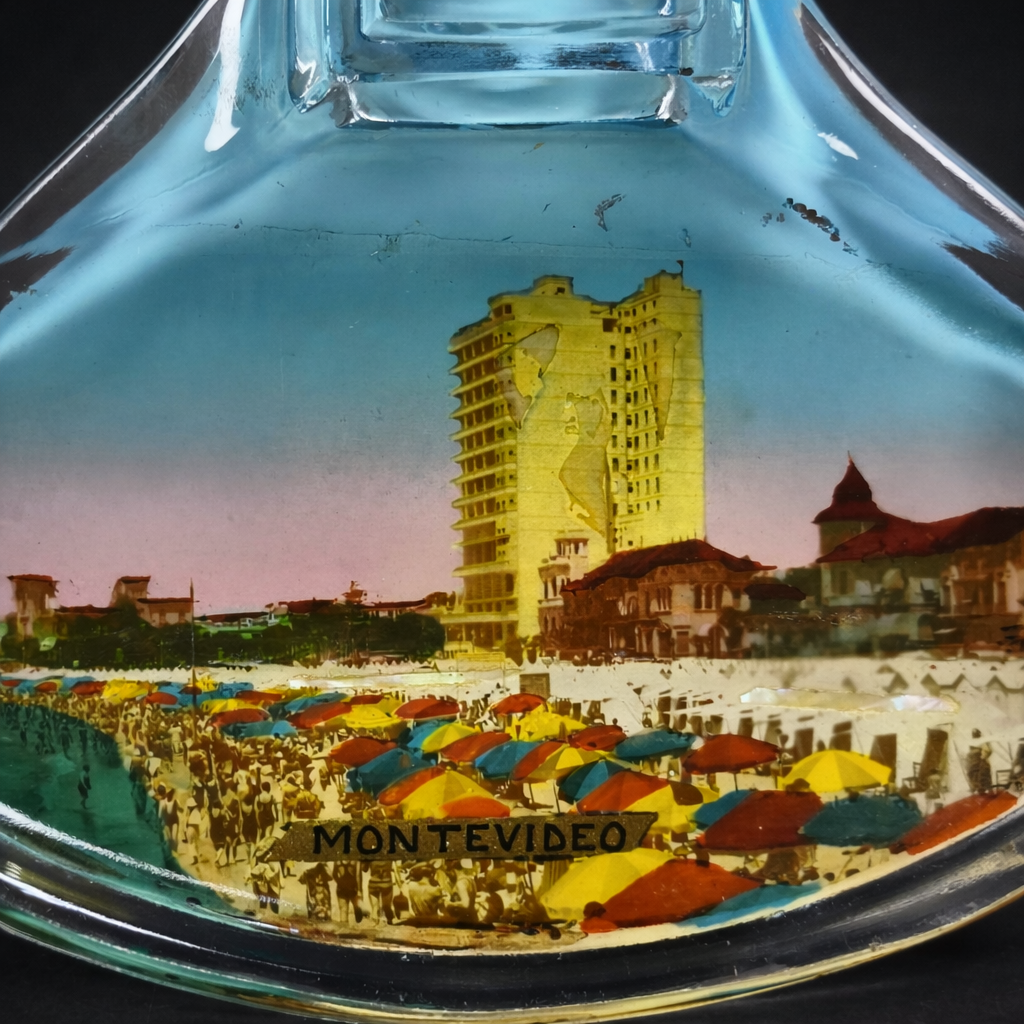 Tintero con escena de la rambla de Montevideo, ca. 1935. Tintero con escena de la rambla de Montevideo, ca. 1935.
