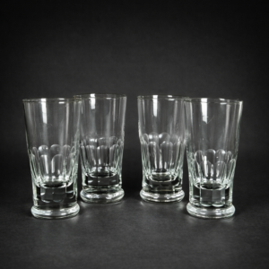 Vasos de cristal con uranio oculto, ca. 1950.