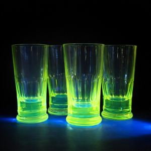 Vasos de cristal con uranio oculto, ca. 1950.