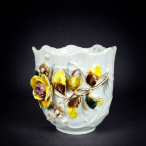 Taza isabelina floral en relieve, ca. 1900.
