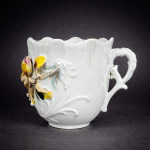 Taza isabelina floral en relieve, ca. 1900. Taza isabelina floral en relieve, ca. 1900.