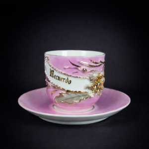 Taza con platillo isabelina “Recuerdo”, ca. 1900.