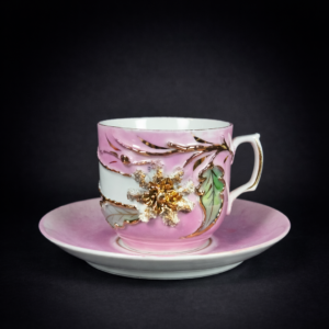 Taza con platillo isabelina “Recuerdo”, ca. 1900.