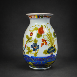 Jarrón de mayólica floral de Faenza, ca. 1950.