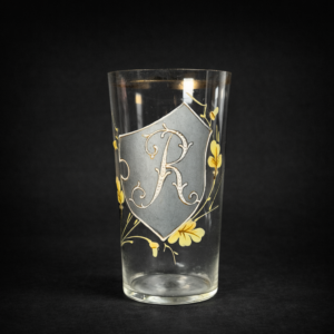 Vaso de vidrio esmaltado con monograma, ca. 1920.
