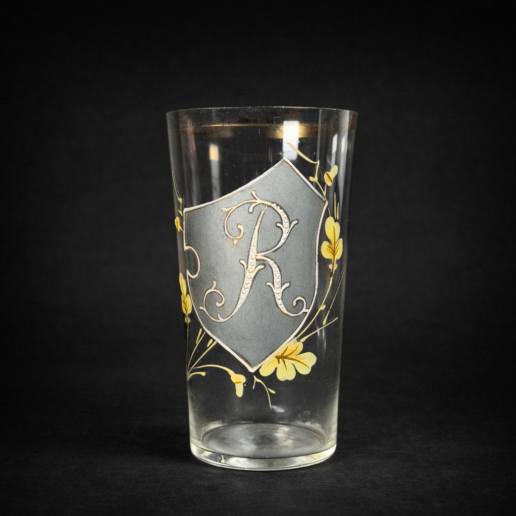 Vaso de vidrio esmaltado con monograma, ca. 1920. Vaso de vidrio esmaltado con monograma, ca. 1920.