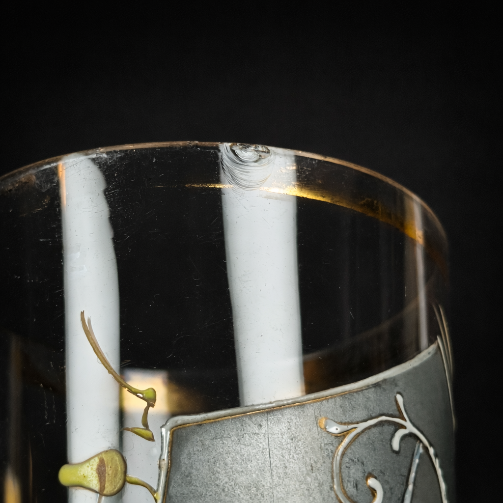 Vaso de vidrio esmaltado con monograma, ca. 1920. Vaso de vidrio esmaltado con monograma, ca. 1920.