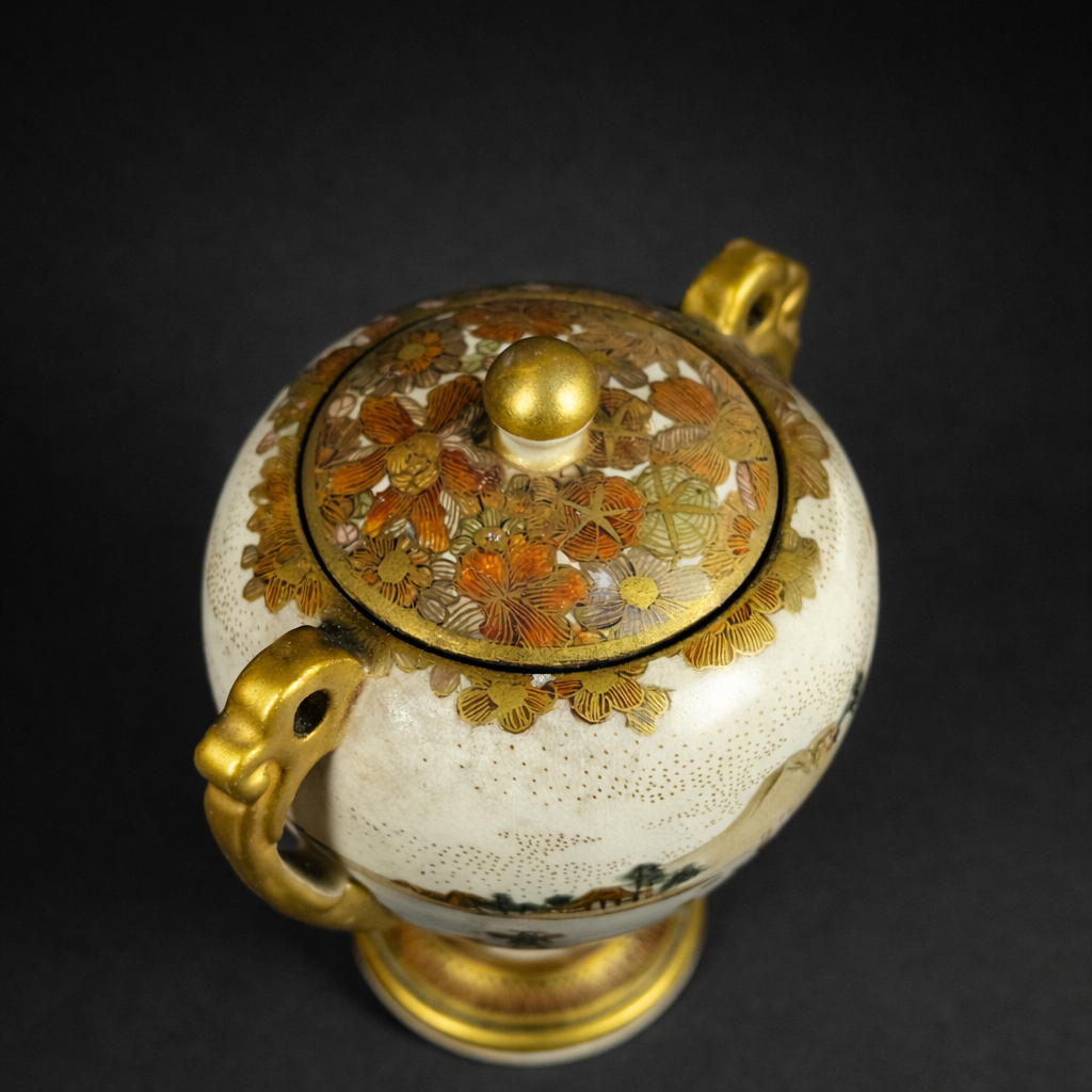 Pequeño potiche Satsuma japonés, ca. 1920. Pequeño potiche Satsuma japonés, ca. 1920.