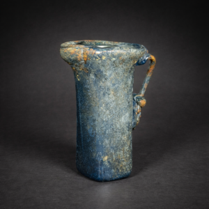 Jarra en vidrio azul estilo romano, ca. 1950.