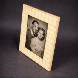 Portarretrato en hueso y madera, ca. 1950.