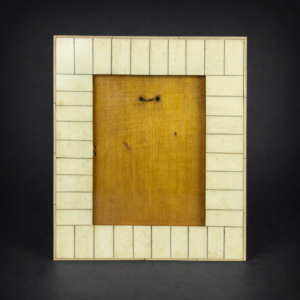 Portarretrato en hueso y madera, ca. 1950.