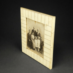 Antiguo portarretrato en hueso y madera, ca. 1950.