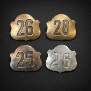 Insignias numéricas policiales de Montevideo, ca. 1900.