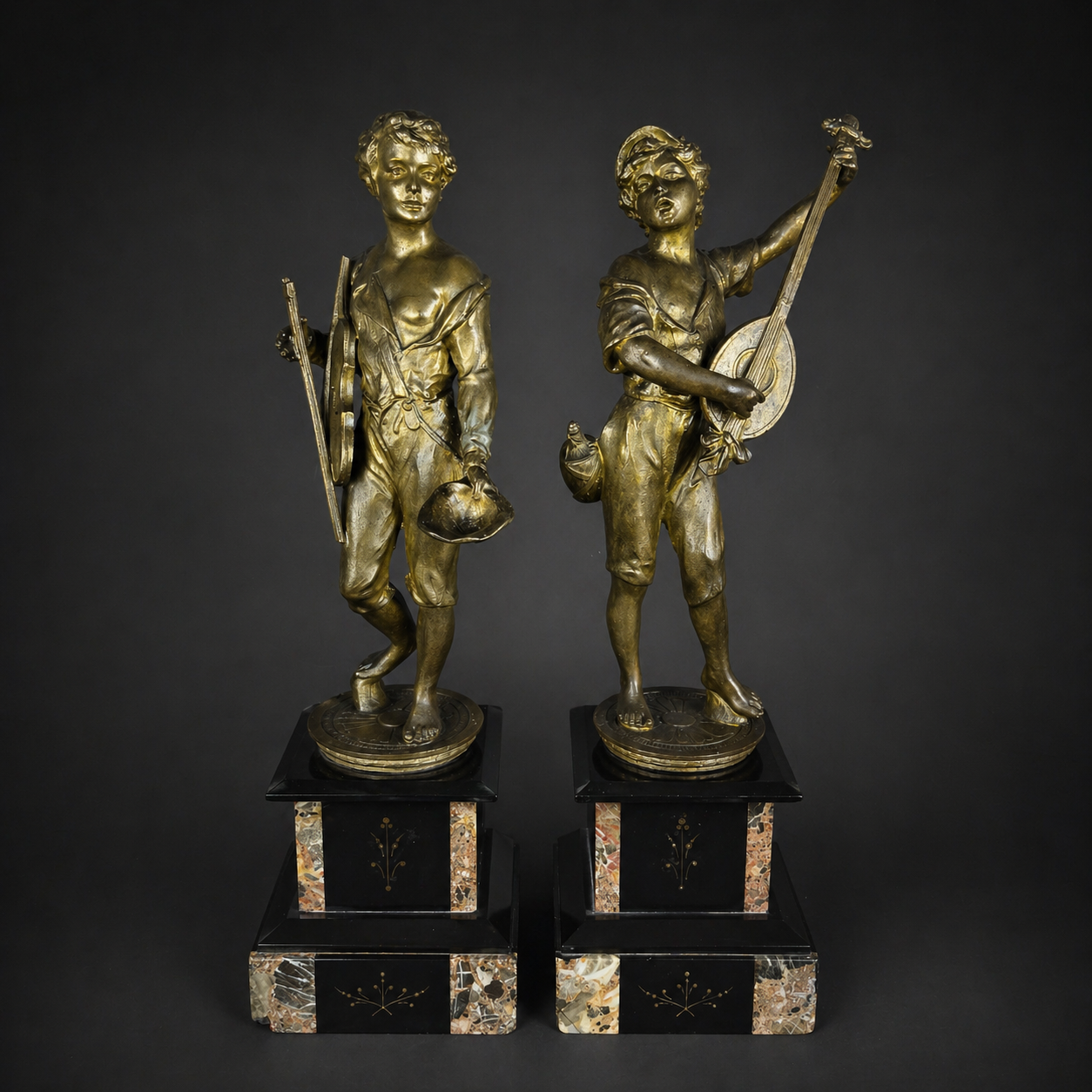 Pareja de músicos callejeros en metal dorado francés, ca. 1880. Pareja de músicos callejeros en metal dorado francés, ca. 1880.