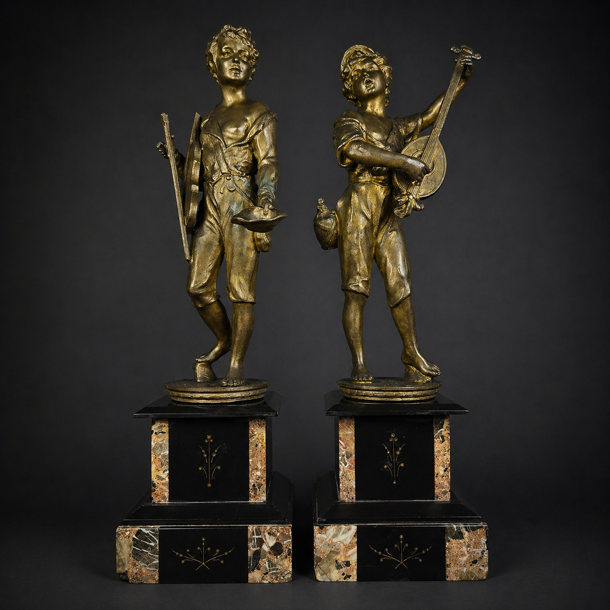 Pareja de músicos callejeros en metal dorado francés, ca. 1880. Pareja de músicos callejeros en metal dorado francés, ca. 1880.