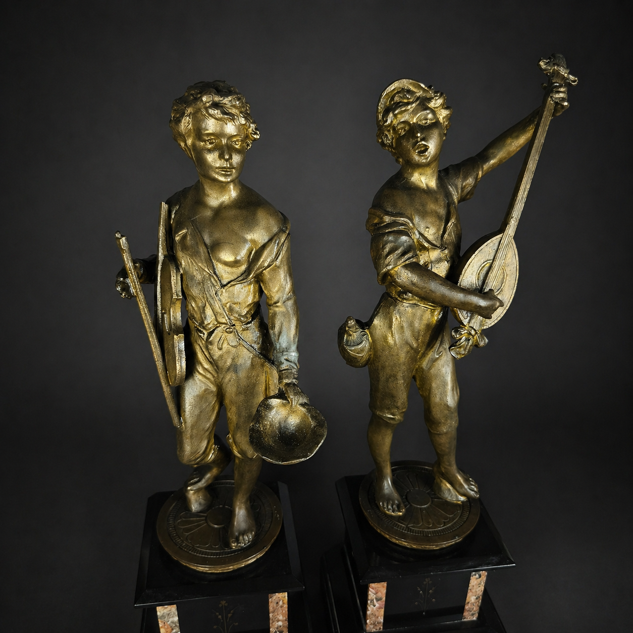 Pareja de músicos callejeros en metal dorado francés, ca. 1880. Pareja de músicos callejeros en metal dorado francés, ca. 1880.
