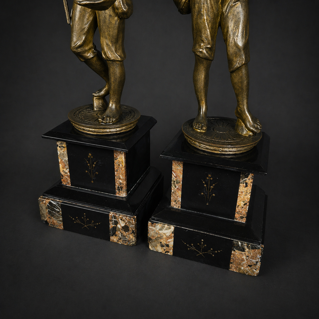 Pareja de músicos callejeros en metal dorado francés, ca. 1880. Pareja de músicos callejeros en metal dorado francés, ca. 1880.