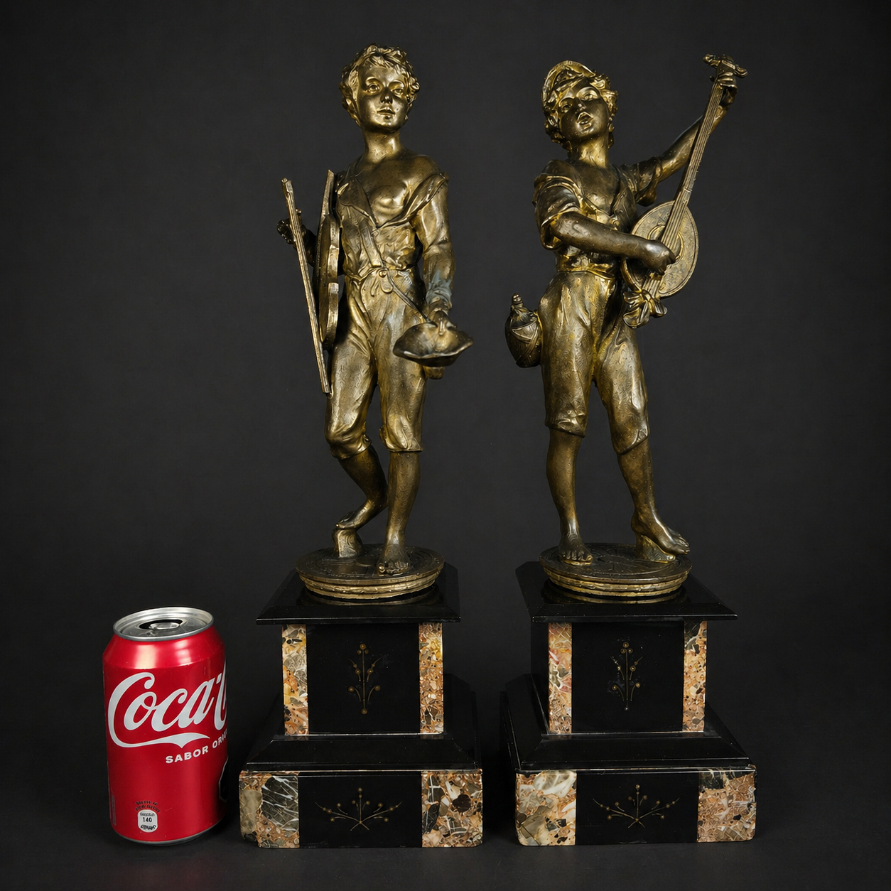Pareja de músicos callejeros en metal dorado francés, ca. 1880. Pareja de músicos callejeros en metal dorado francés, ca. 1880.