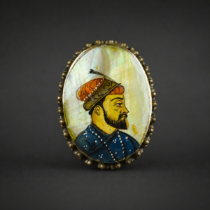 Pastillero con retrato de inspiración Mughal, ca. 1950.