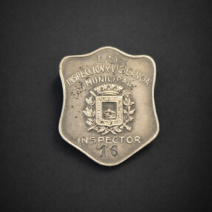 Placa de inspector municipal de Montevideo, ca. 1920.