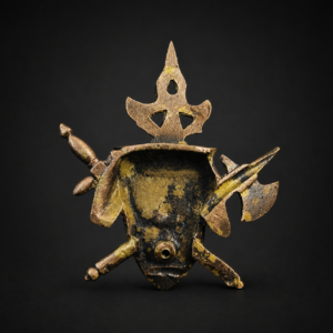Aplique decorativo de inspiración militar, ca. 1910.