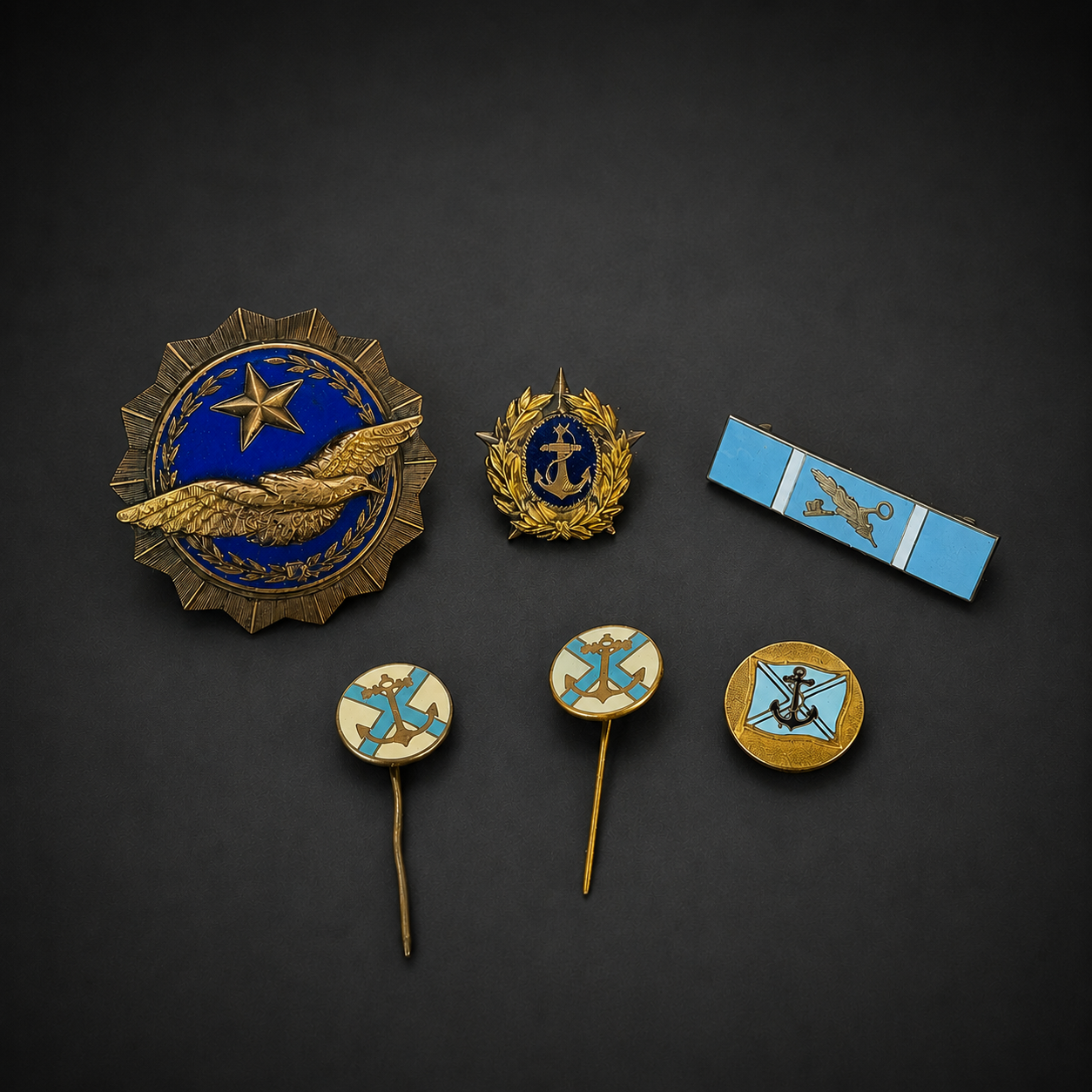 Lote de insignias militares uruguayas, ca. 1960. Lote de insignias militares uruguayas, ca. 1960.