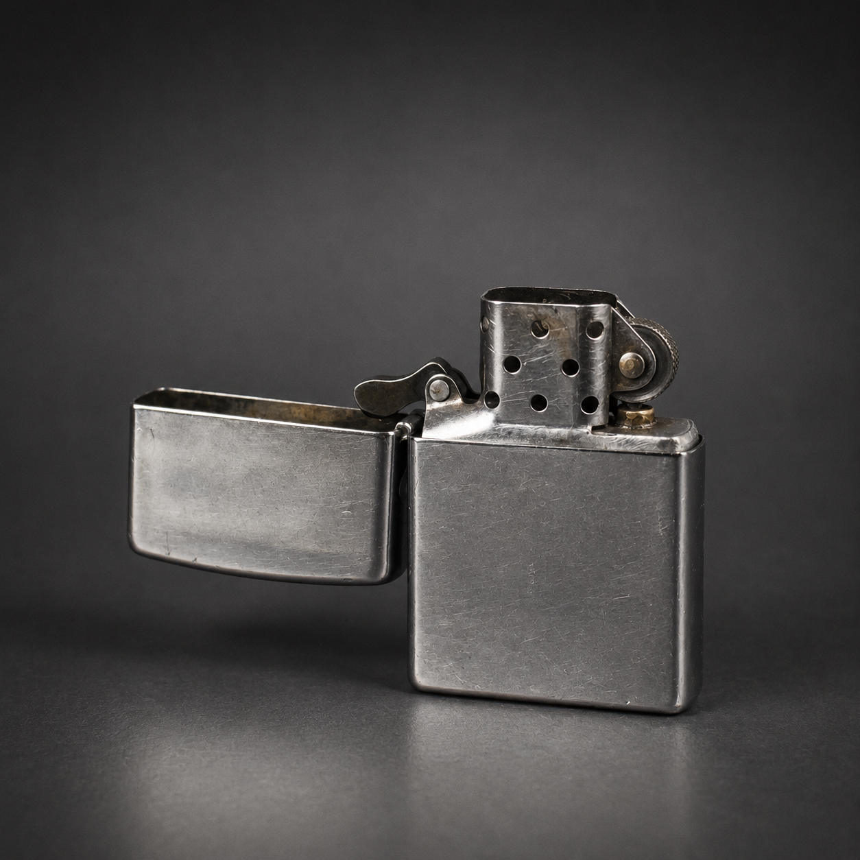 Encendedor Zippo cromado original, ca. 2012. Encendedor Zippo cromado original, ca. 2012.
