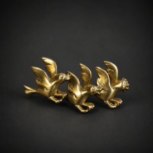Broche de tres aves en metal dorado, ca. 1960.