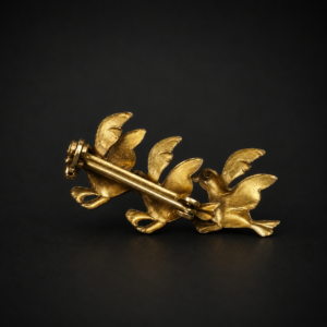Broche de tres aves en metal dorado, ca. 1960.