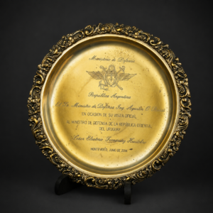 Plato conmemorativo a Eleuterio Fernández Huidobro, ca. 2014.
