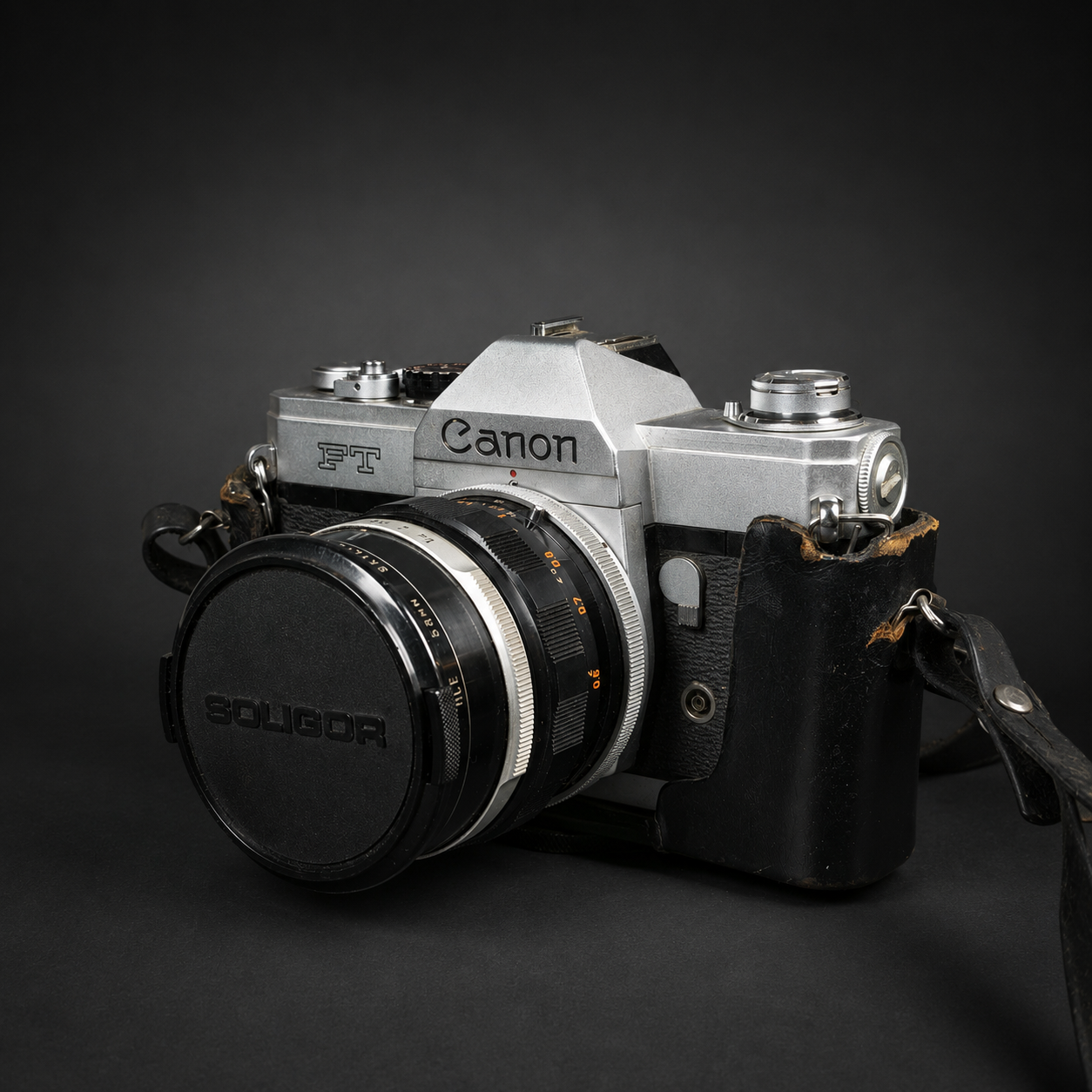 Cámara Canon FT QL con lente Canon FL, ca. 1966. Cámara Canon FT QL con lente Canon FL, ca. 1966.