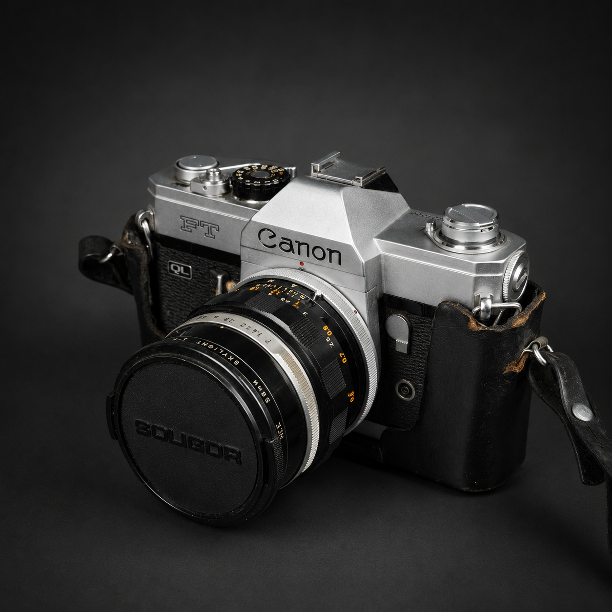 Cámara Canon FT QL con lente Canon FL, ca. 1966. Cámara Canon FT QL con lente Canon FL, ca. 1966.