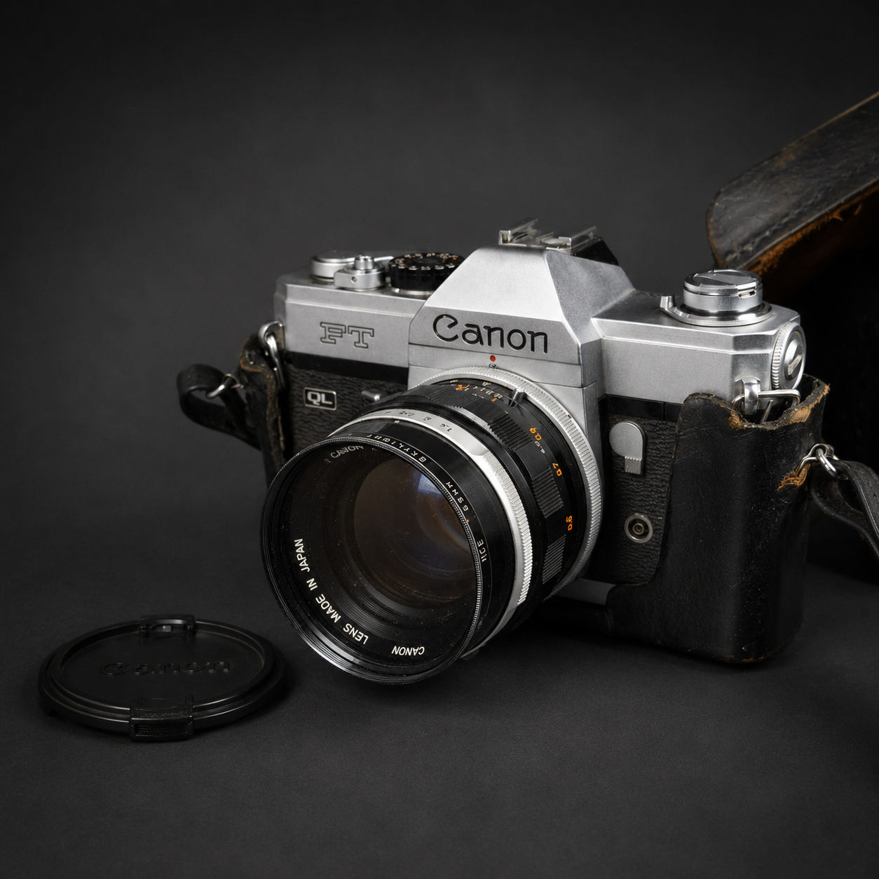 Cámara Canon FT QL con lente Canon FL, ca. 1966. Cámara Canon FT QL con lente Canon FL, ca. 1966.