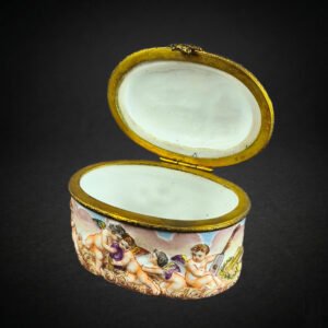 Cofre alhajero Capodimonte en porcelana, ca. 1950.