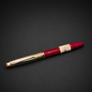 Pluma estilográfica Johnson bordó, ca. 1952.