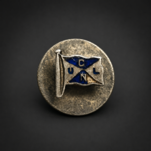 Prendedor esmaltado con bandera U.C.N., ca. 1940.
