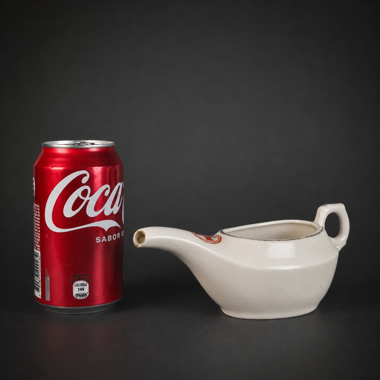 Vaso de alimentación de la Cruz Roja alemana, ca. 1940. Vaso de alimentación de la Cruz Roja alemana, ca. 1940.