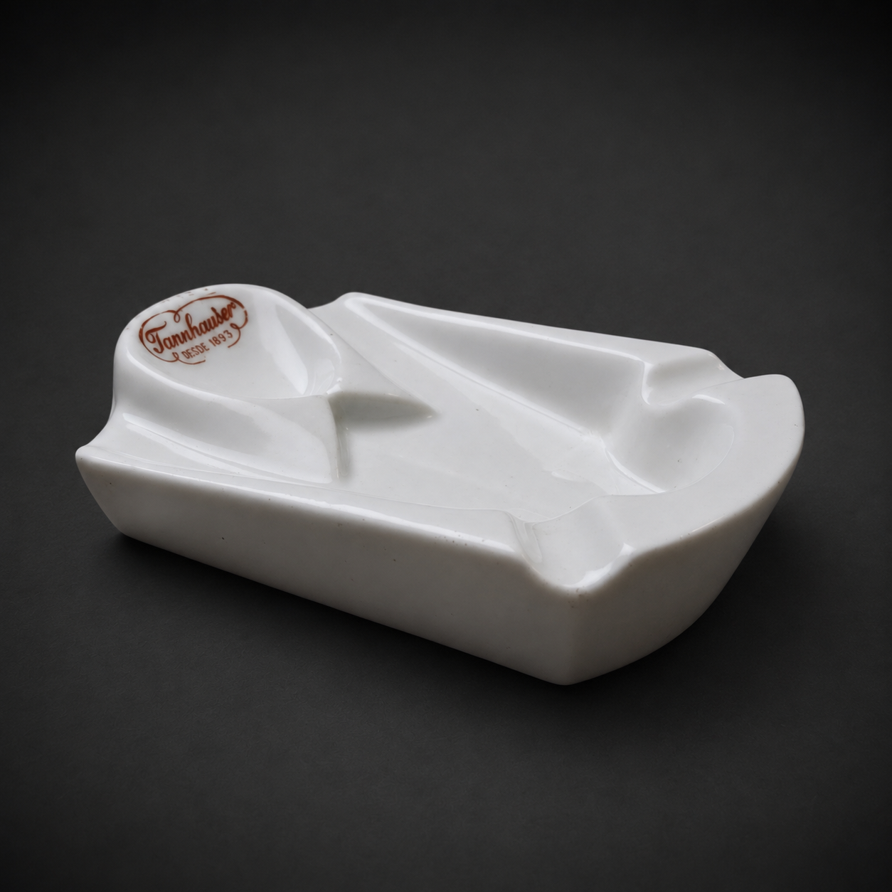 Cenicero publicitario Tannhäuser de porcelana, ca. 1950. Cenicero publicitario Tannhäuser de porcelana, ca. 1950.