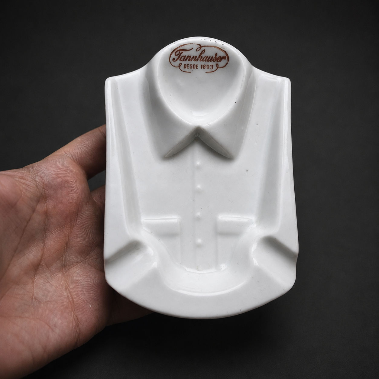 Cenicero publicitario Tannhäuser de porcelana, ca. 1950. Cenicero publicitario Tannhäuser de porcelana, ca. 1950.