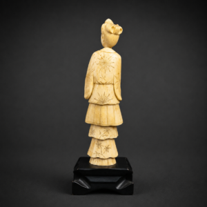 Figura femenina asiática tallada en hueso, ca. 1950.