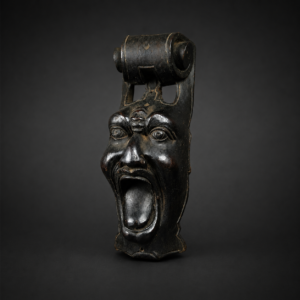 Aplique decorativo tallado con rostro grotesco, ca. 1900.
