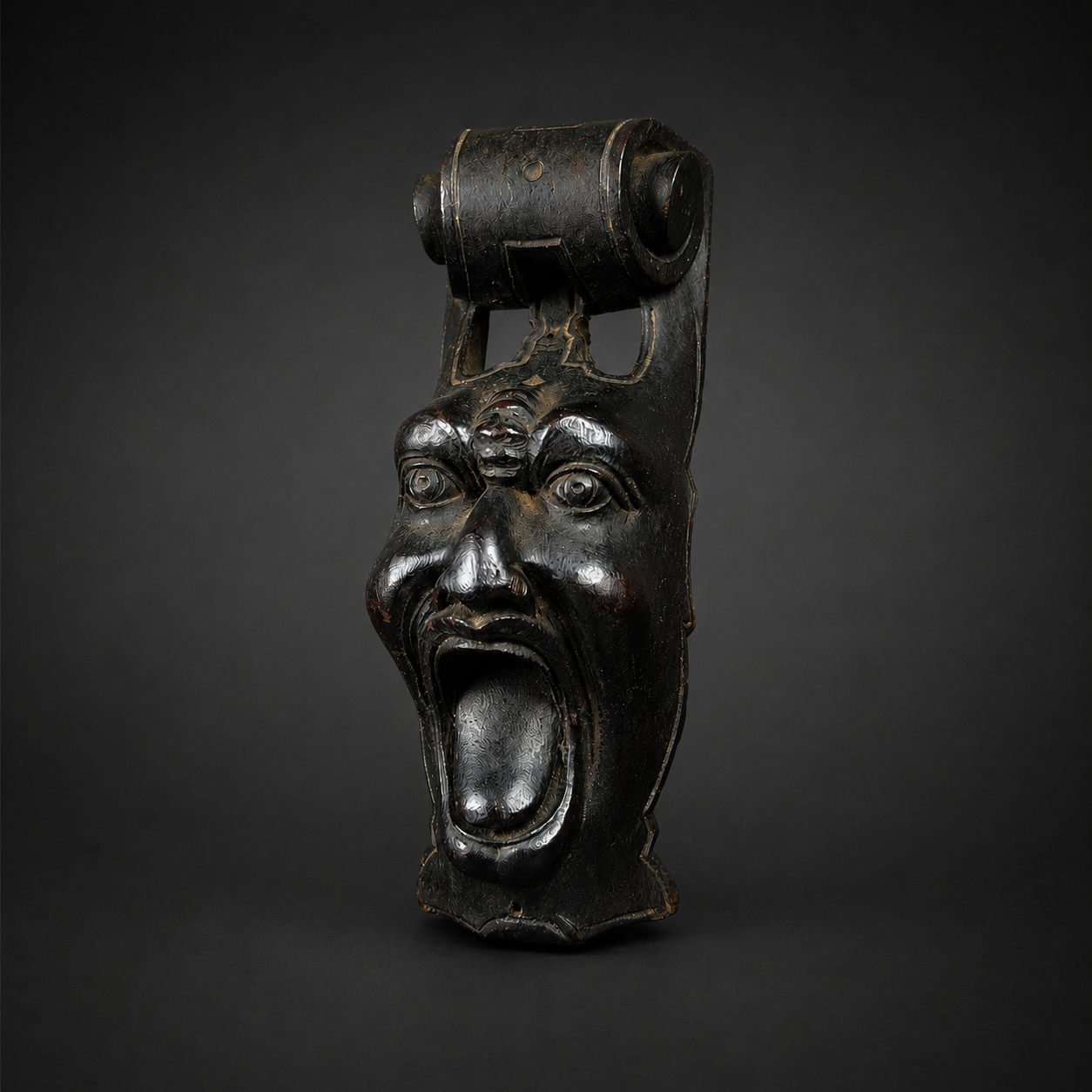 Aplique decorativo tallado con rostro grotesco, ca. 1900. Aplique decorativo tallado con rostro grotesco, ca. 1900.