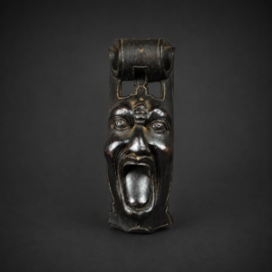 Aplique decorativo tallado con rostro grotesco, ca. 1900.